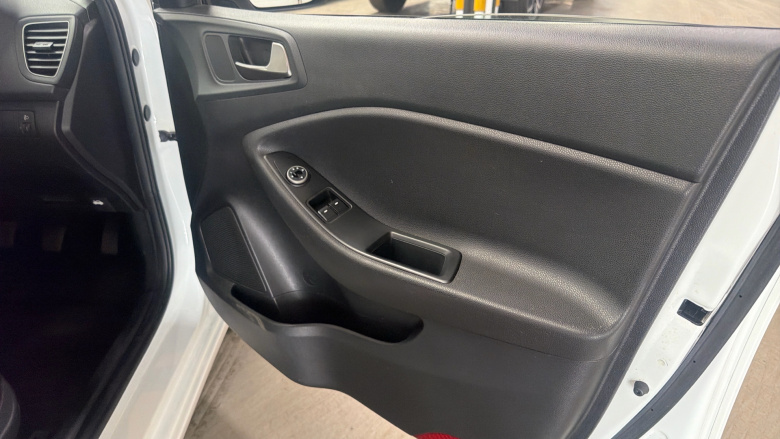 Hyundai i20 1.2 MPi S Connect 5dr Petrol Hatchback